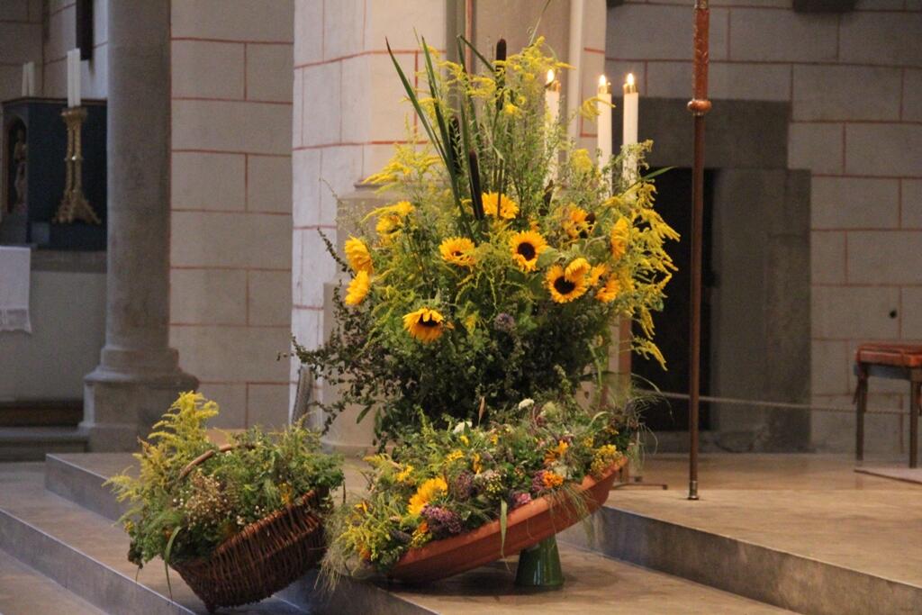 mariae-himmelfahrt-katholische-christen-feiern-hochfest-mit-traditioneller-kraeutersegnung1002013
