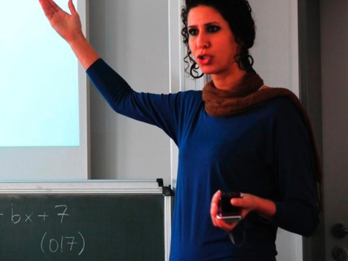 Eine Mitarbeiterin des AEI beim Vortrag in der St. Ursula Mädchenrealschule