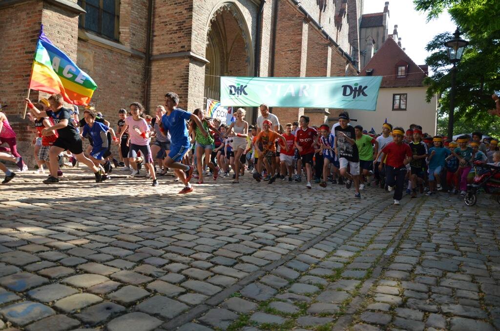 interreligioeser-augsburger-friedenslauf-rund-15-000-euro-fuer-friedensprojekte-erlaufen1039541