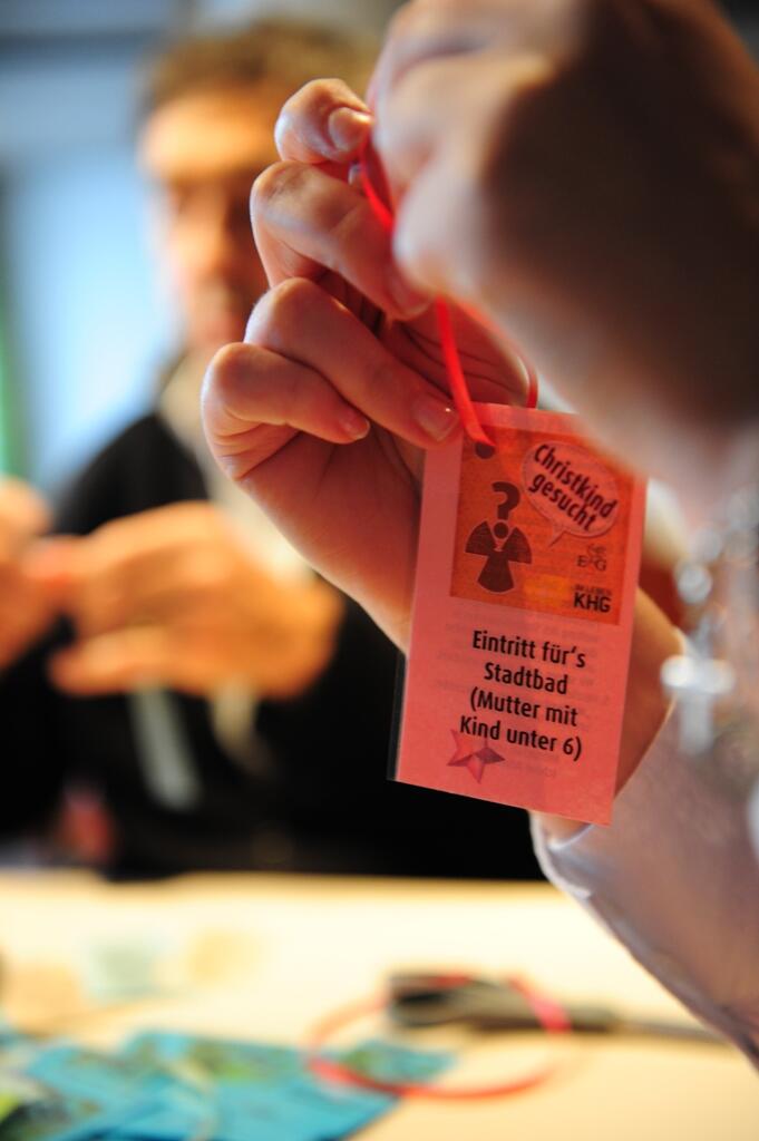 christkind-gesucht-augsburger-hochschulgemeinden-unterstuetzen-beduerftige-mit-aussergewoehnlicher-christbaumaktion1067966