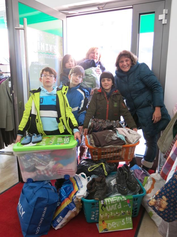 Schülerinnen und Schüler des Förderzentrums der Pankratiusschule bei der Übergabe der Kleiderspenden im Secondhand-Modeshop der aktion hoffnung.
