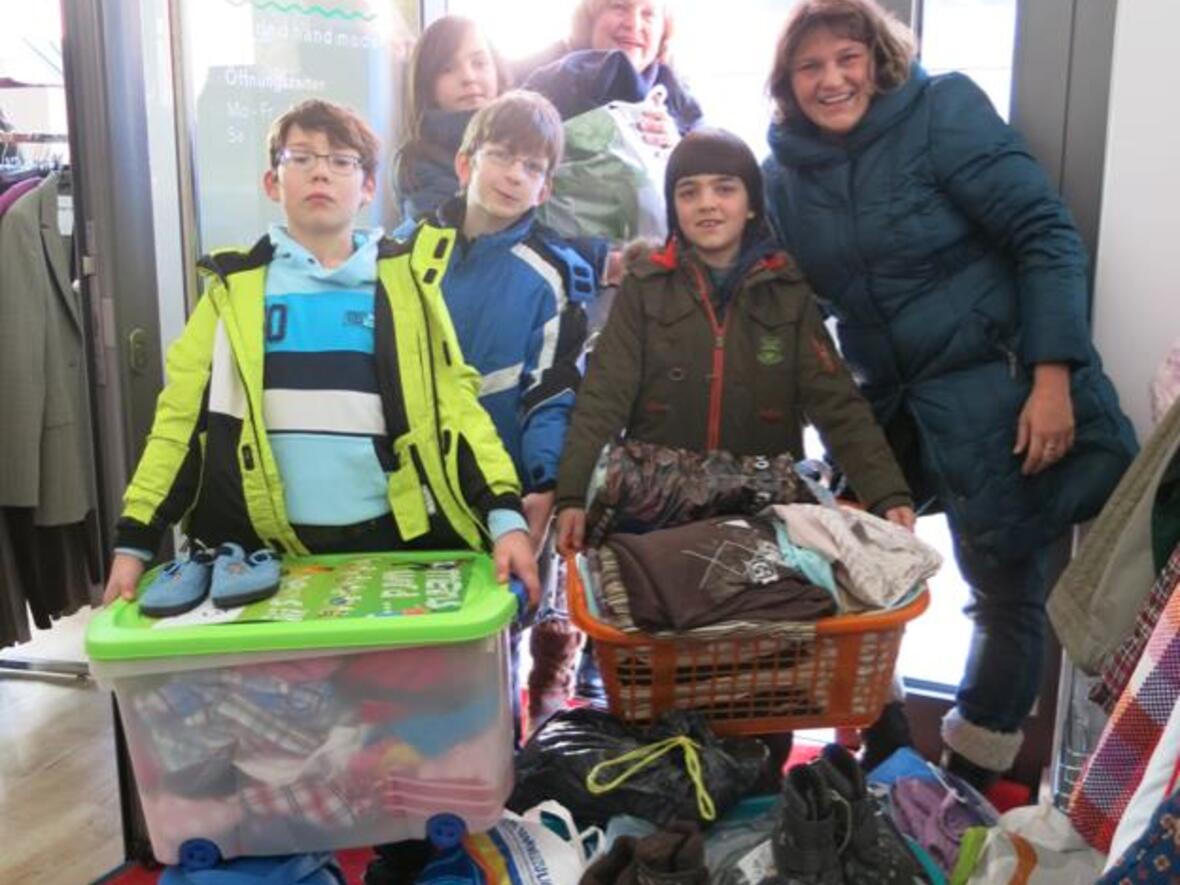 Schülerinnen und Schüler des Förderzentrums der Pankratiusschule bei der Übergabe der Kleiderspenden im Secondhand-Modeshop der aktion hoffnung.
