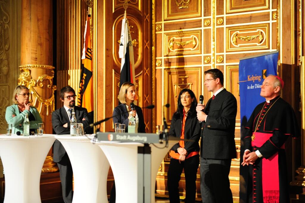 Das Podium war prominent besetzt: Barbara Breher (Stellv. Bundesvorsitzende Kolpingwerk Deutschland), Matthias Fack (Präsident des Bayerischen Jugendring), Katharina Kraus (Mitarbeiterin Bayerisches Fernsehen), Paulina Hesse-Hoffmann (Vorsitzende Bezirksverband Ostallgäu), Stephan Stracke (MdB), Weihbischof Dr. Dr. Anton Losinger (v. links).
