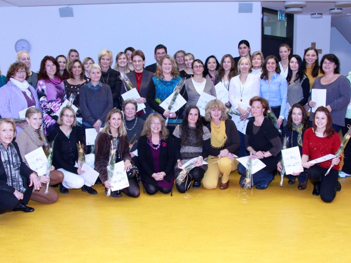 Sie haben es geschafft. Nach 3 Jahren Fortbildung sind sie nun Fachkräfte für Inklusion. Renate Schweizer (v.li.), Anita Leemann (vordere Reihe 6.v.li.) und Diözesan-Caritasdirektor Pfarrer Dr. Andreas Magg (in der letzten Reihe Mitte) freuten sich mit den Absolventinnen über den erfolgreichen Abschluss des Zertifikatskurses. Foto Caritas. 