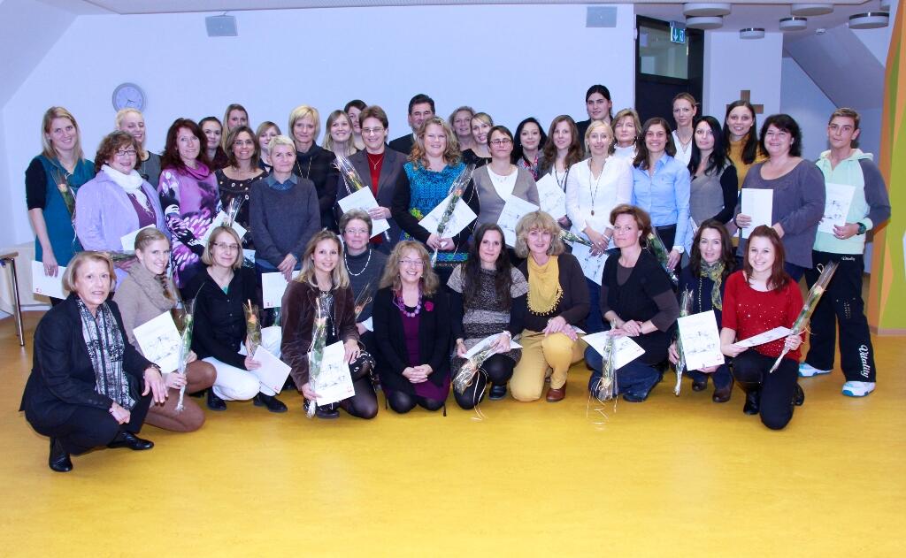Sie haben es geschafft. Nach 3 Jahren Fortbildung sind sie nun Fachkräfte für Inklusion. Renate Schweizer (v.li.), Anita Leemann (vordere Reihe 6.v.li.) und Diözesan-Caritasdirektor Pfarrer Dr. Andreas Magg (in der letzten Reihe Mitte) freuten sich mit den Absolventinnen über den erfolgreichen Abschluss des Zertifikatskurses. Foto Caritas.