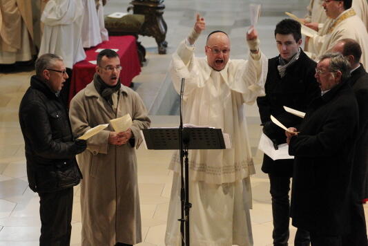 Pater Stefan Kling dirgiert die Männer-Schola. (Foto: Annette Zoepf)