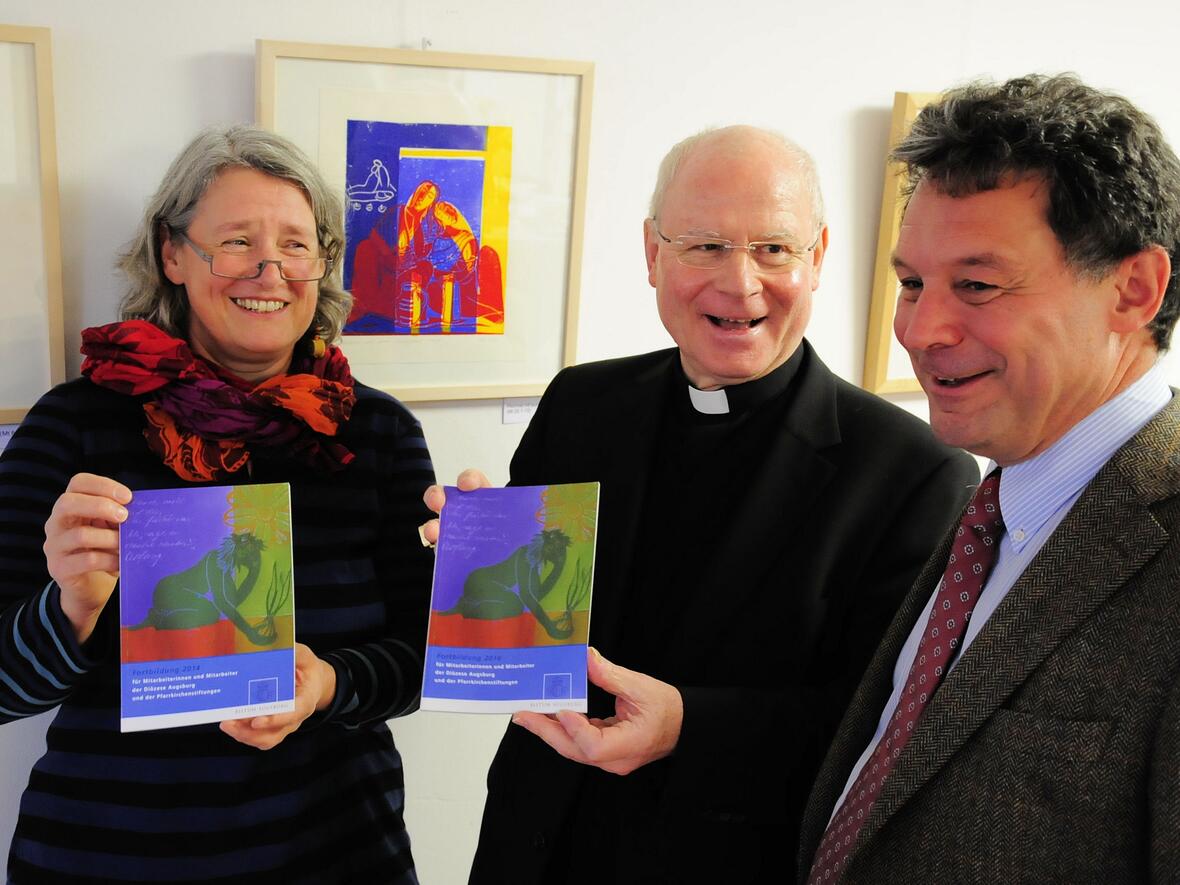 Bei der Präsentation des Fortbildungsprogramms (v.l.): Claudia Nietsch-Ochs, Bischof Dr. Konrad Zdarsa, Dr. Anton Schuster.
