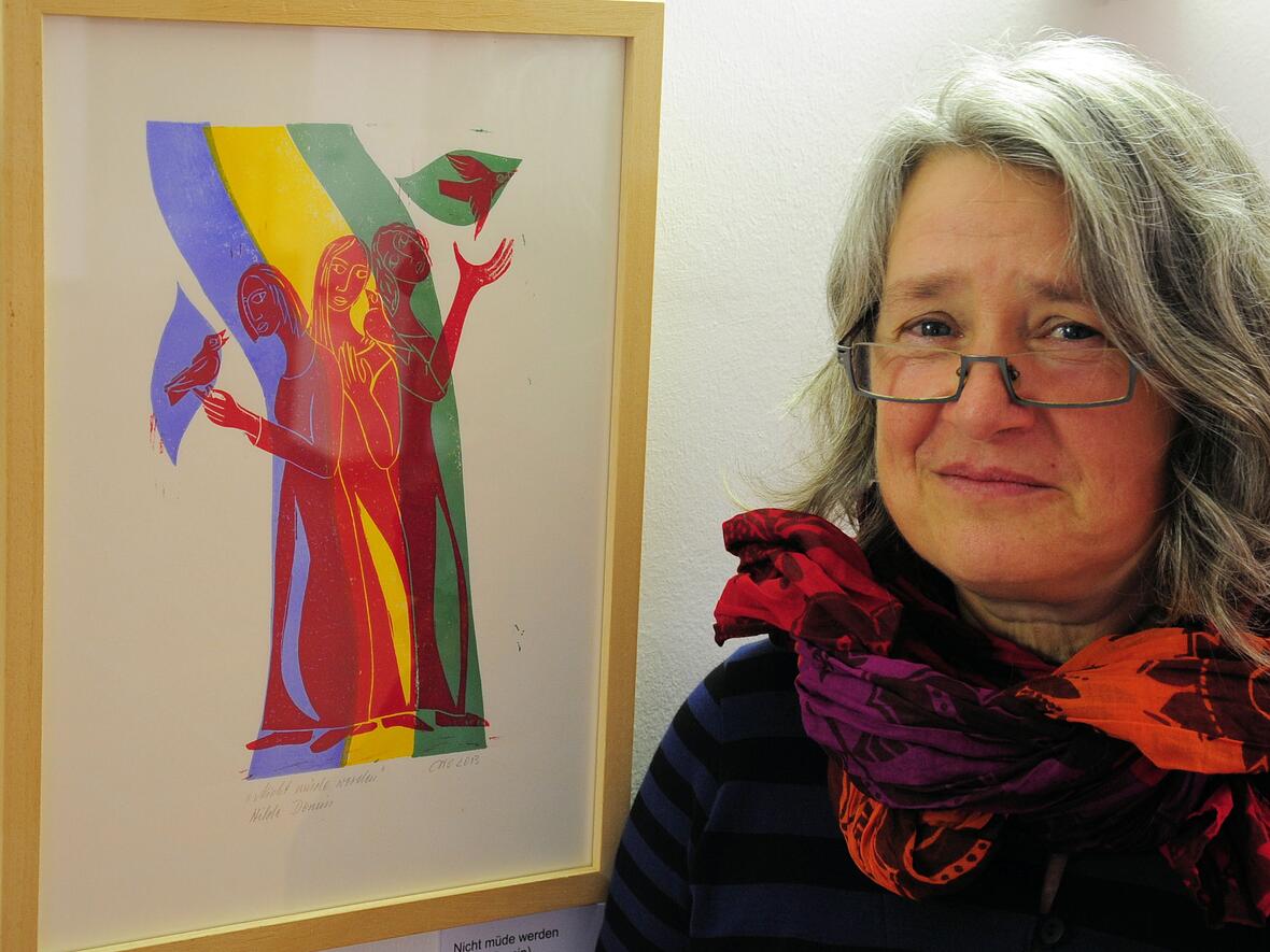 Claudia Nietsch-Ochs neben ihrem Lieblingsbild mit dem Titel "Nicht müde werden", inspiriert vom gleichnamigen Gedicht von Hilde Domin.