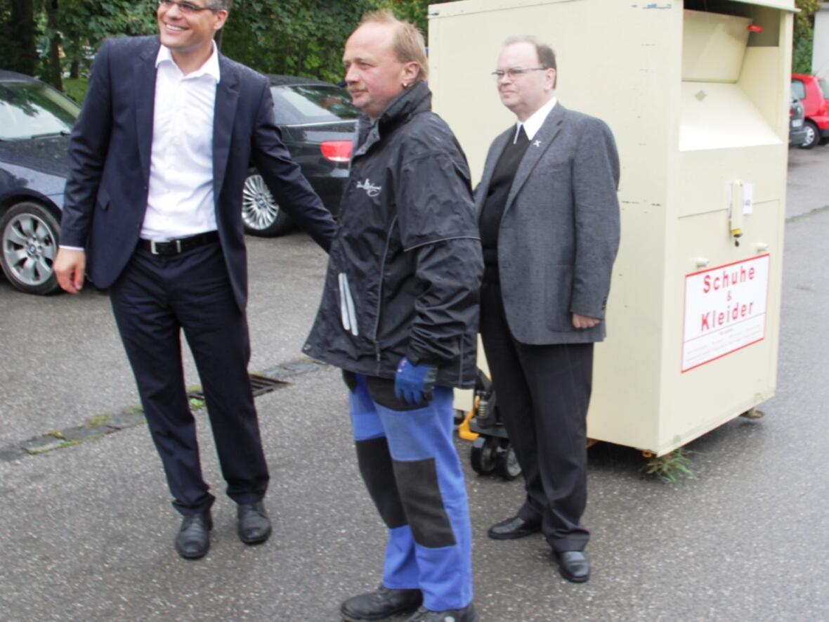 kampagne-gegen-illegale-altkleidersammelbehaelter-sendung-kontrovers-geht-auf-spurensuche1055746