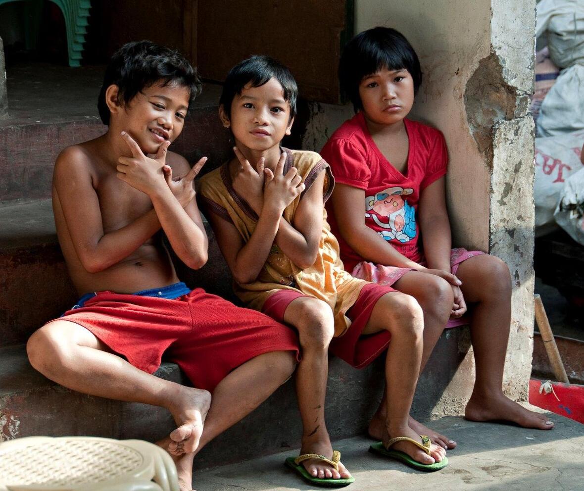 abhaengen-fuer-samiras-schulbuecher-aktion-hoffnung-startet-neue-kleiderteilaktion-in-unternehmen-erloes-geht-an-kinder-und-jugendliche-in-manila1055241