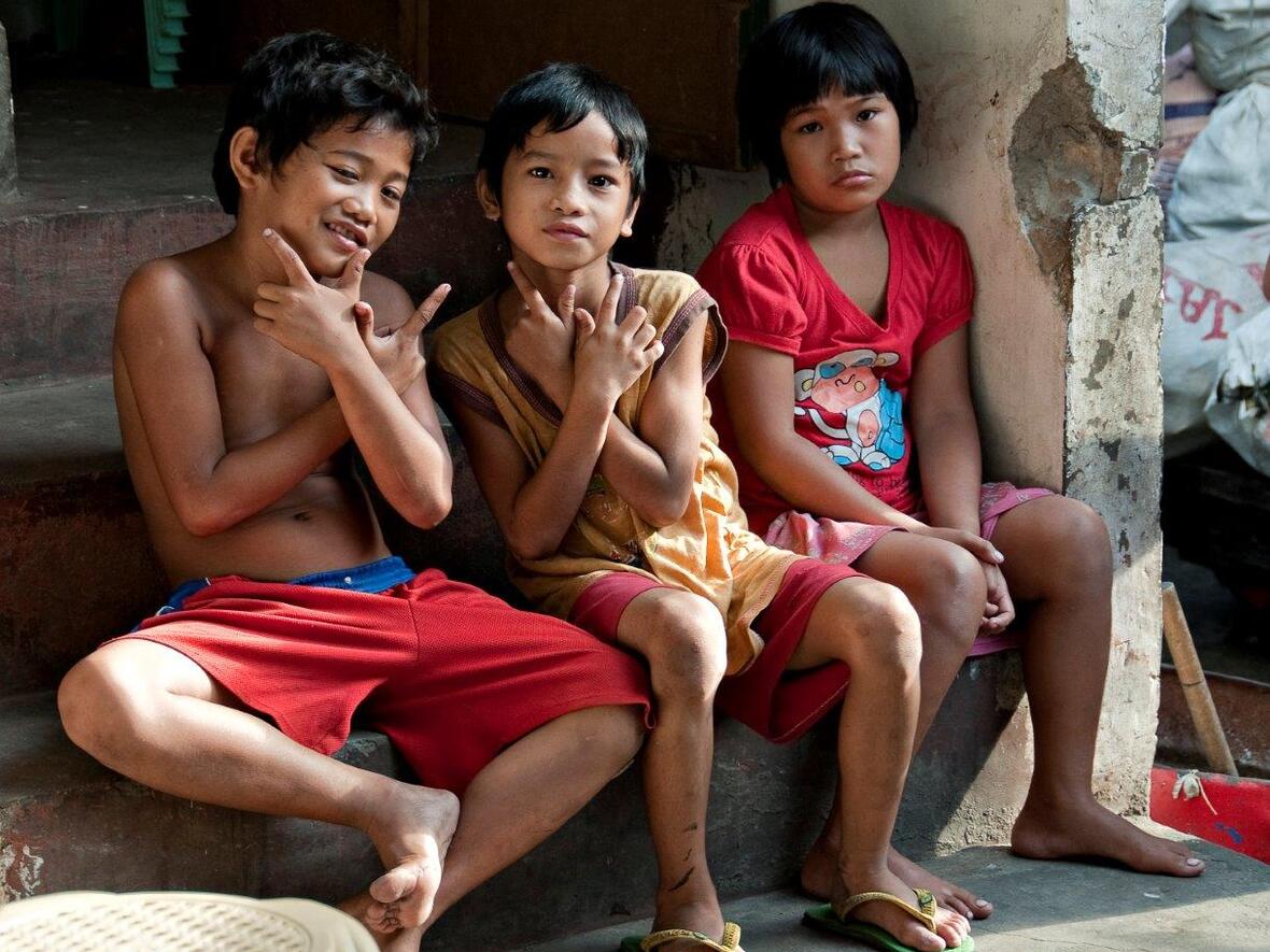 abhaengen-fuer-samiras-schulbuecher-aktion-hoffnung-startet-neue-kleiderteilaktion-in-unternehmen-erloes-geht-an-kinder-und-jugendliche-in-manila1055241