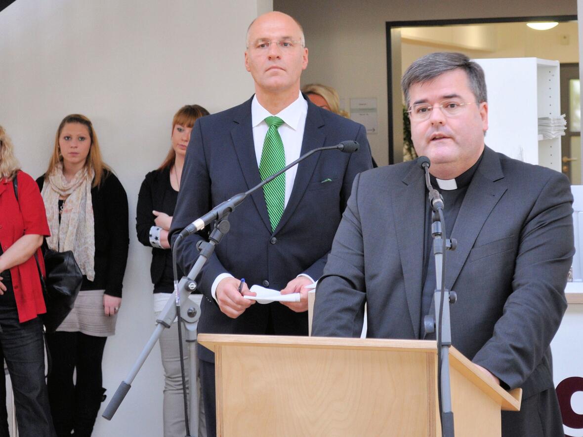Froh über die gelungene Zusammenarbeit: Generalvikar Harald Heinrich bei seinem Grußwort, dahinter Oberbürgermeister Kurt Gribl. 