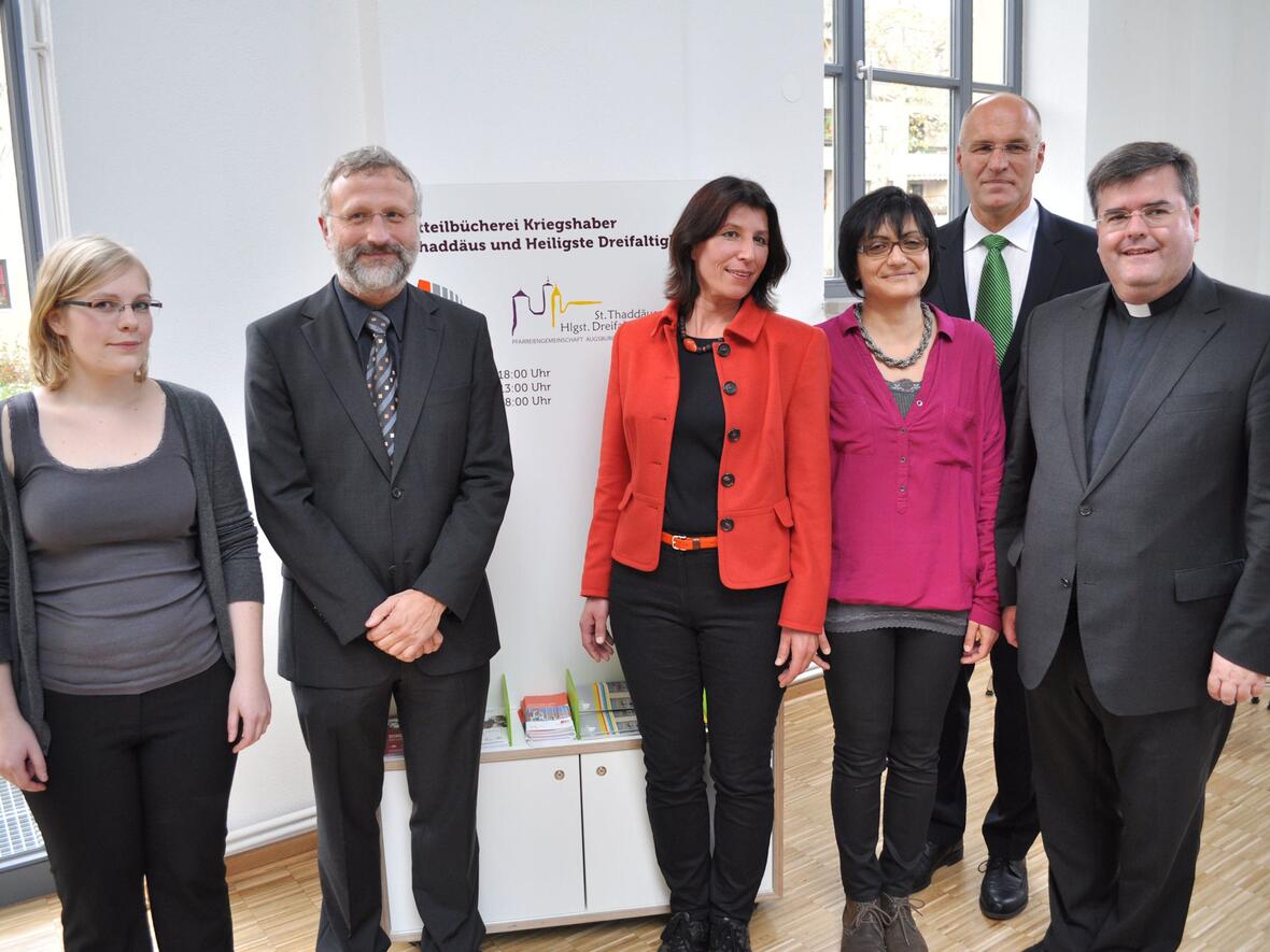 einmalige-kooperation-stadt-augsburg-und-zwei-katholische-pfarrbuechereien-eroeffnen-stadtteilbuecherei1046063