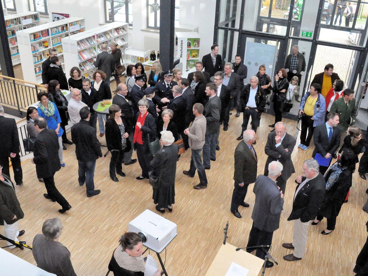 einmalige-kooperation-stadt-augsburg-und-zwei-katholische-pfarrbuechereien-eroeffnen-stadtteilbuecherei1046066