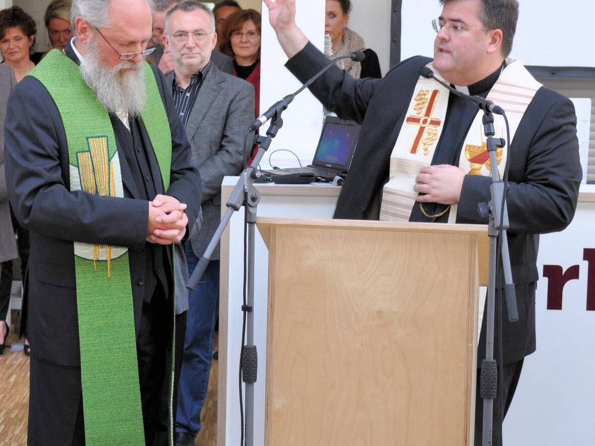 einmalige-kooperation-stadt-augsburg-und-zwei-katholische-pfarrbuechereien-eroeffnen-stadtteilbuecherei1046069