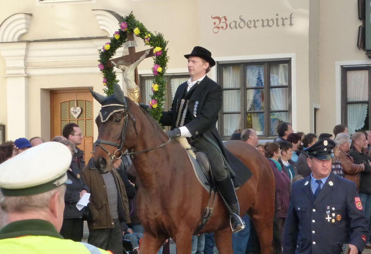 bischof-konrad-und-die-beiden-weihbischoefe-feiern-das-leonhardsfest-in-fremdingen-inchenhofen-und-bergheim1047537