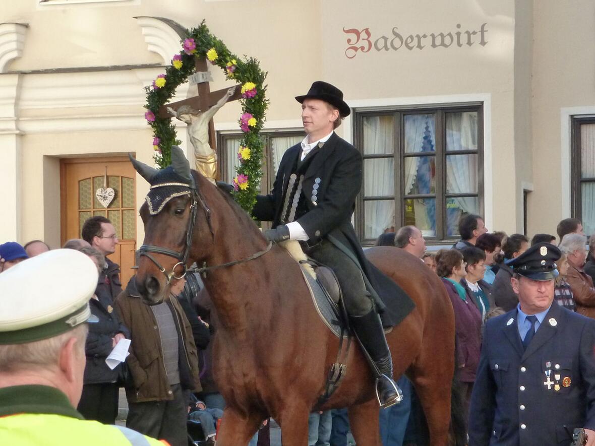 bischof-konrad-und-die-beiden-weihbischoefe-feiern-das-leonhardsfest-in-fremdingen-inchenhofen-und-bergheim1047537