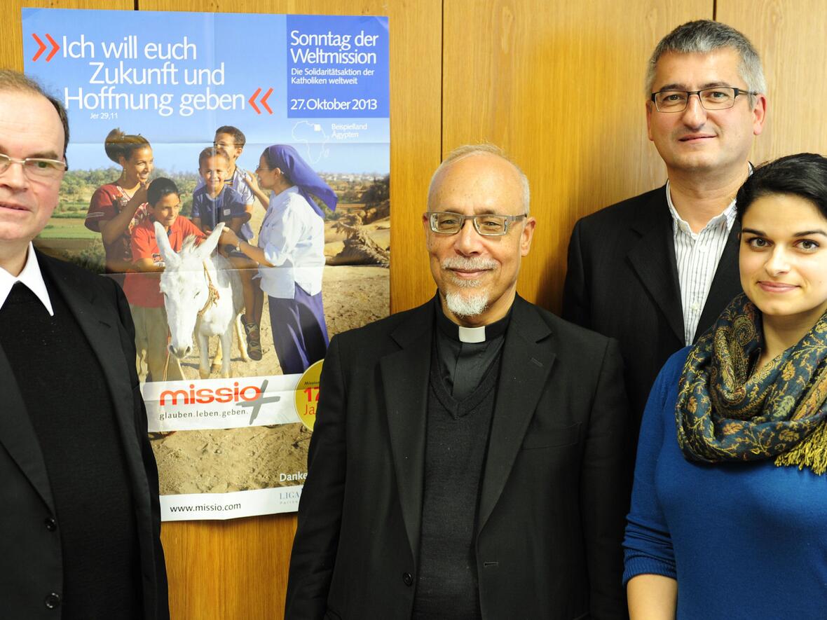 (v.l.) Missio-Diözesandirektor Prälat Dr. Bertram Meier, Bischof Dr. Kyrillos William, Diözesanreferent Anton Stegmair, Dolmetscherin Hannah Hassanein.