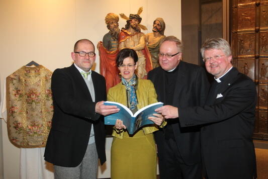 (v.l.) Professor Wolfgang Augustyn, Museumsleiterin Melanie Thierbach, Bischofsvikar Karlheinz Knebel, Pfarrer Florian Geis (Bild: pba/Annette Zoepf).