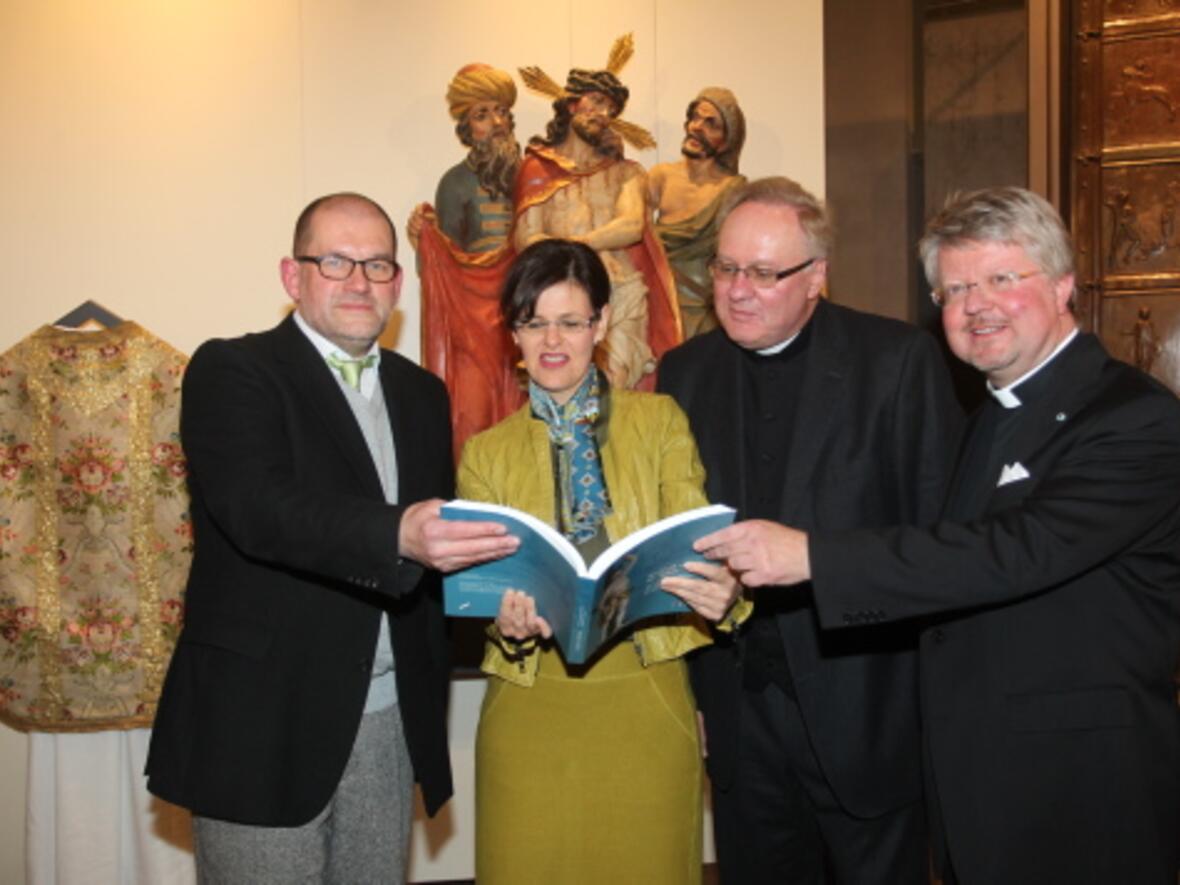 (v.l.) Professor Wolfgang Augustyn, Museumsleiterin Melanie Thierbach, Bischofsvikar Karlheinz Knebel, Pfarrer Florian Geis (Bild: pba/Annette Zoepf).