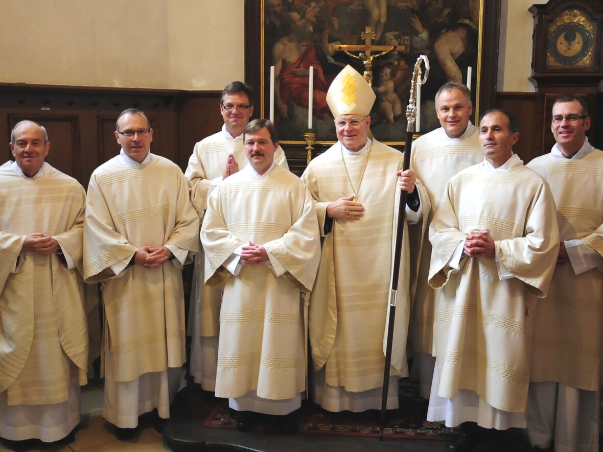 v.l. Domkapitular Franz-Reinhard Daffner, Jürgen Plaumann, Armin Eder, Karlheinz Deubler, Bischof Konrad, Stefan Siegel, Nikolaus Felber, Andreas Thalhofer. 