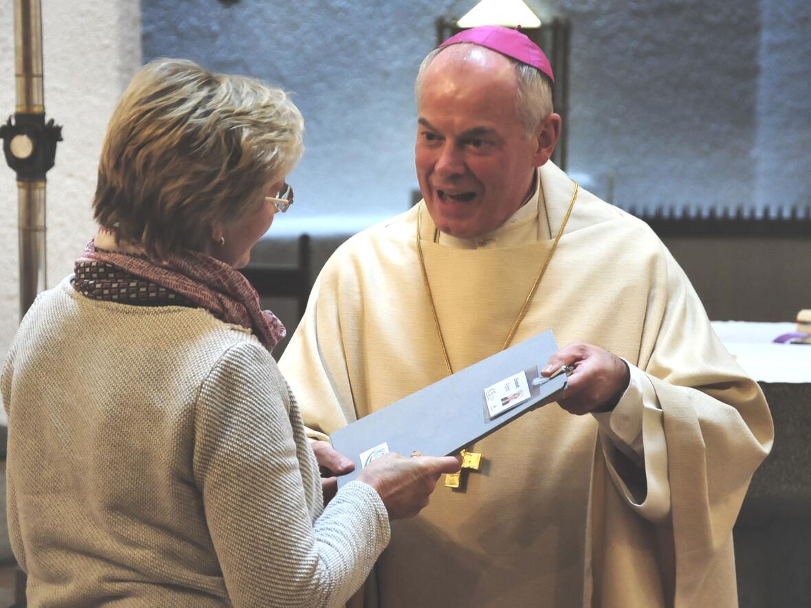 fuenfzig-neue-mitarbeiterinnen-und-mitarbeiter-in-der-krisenseelsorge-im-schulbereich1032211