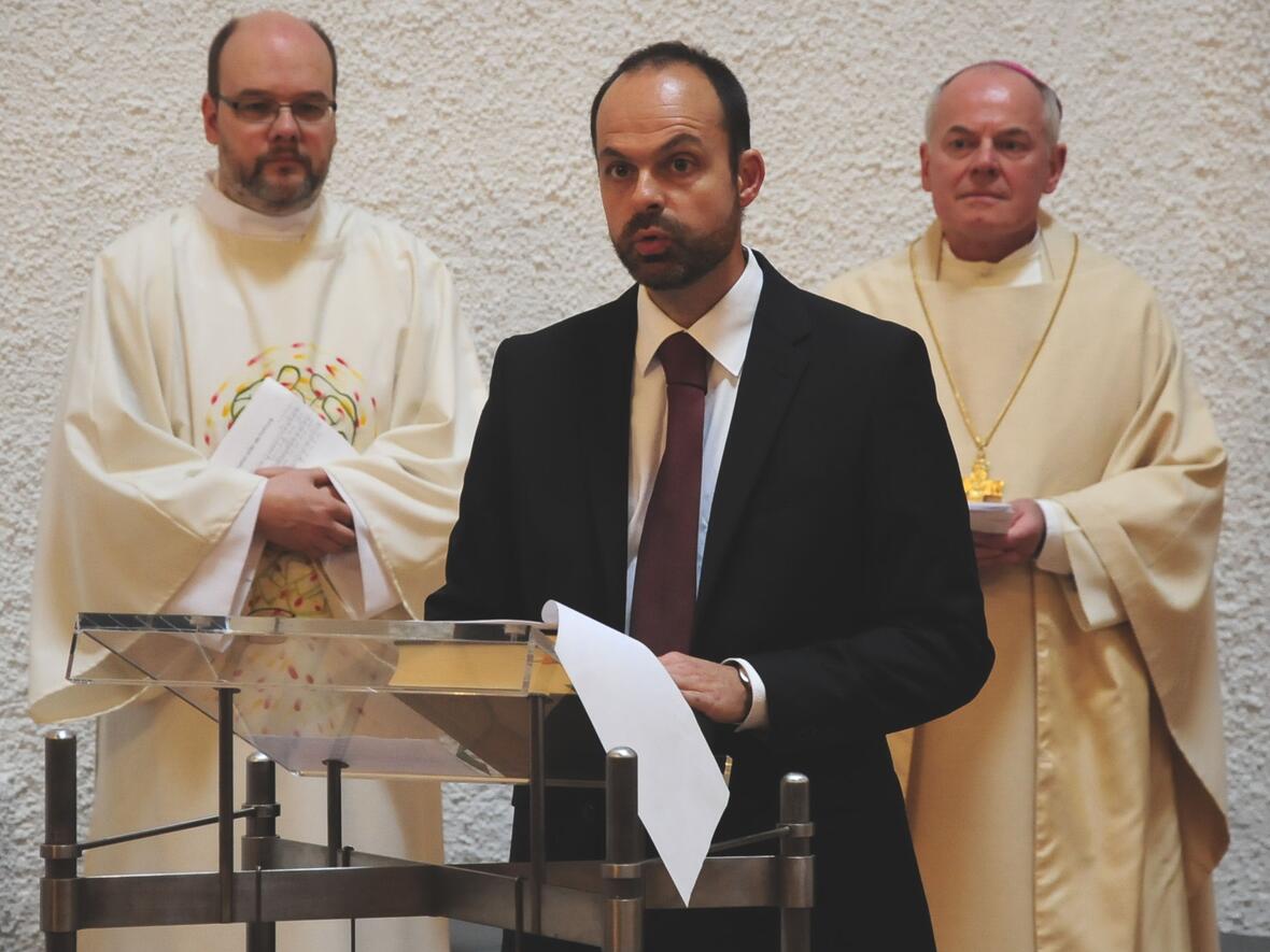 fuenfzig-neue-mitarbeiterinnen-und-mitarbeiter-in-der-krisenseelsorge-im-schulbereich1032214