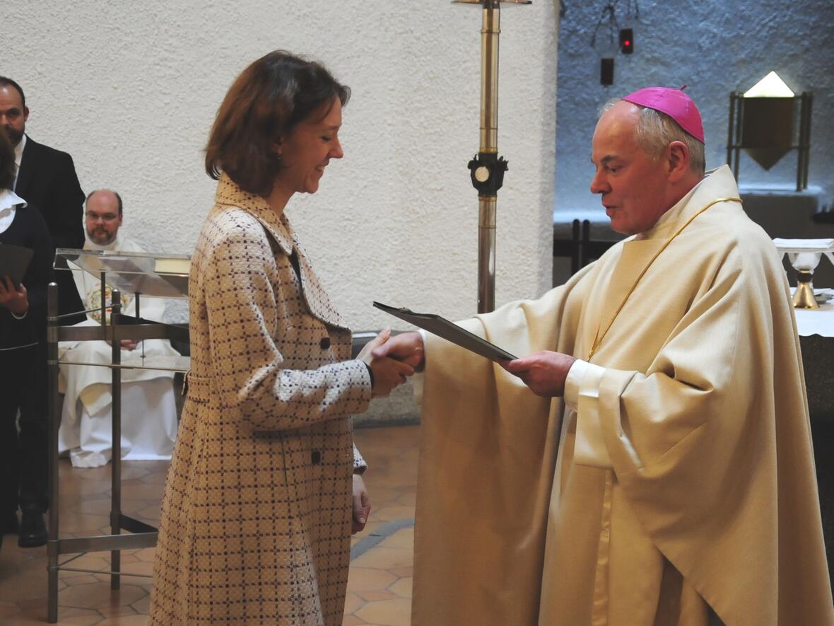 fuenfzig-neue-mitarbeiterinnen-und-mitarbeiter-in-der-krisenseelsorge-im-schulbereich1032217