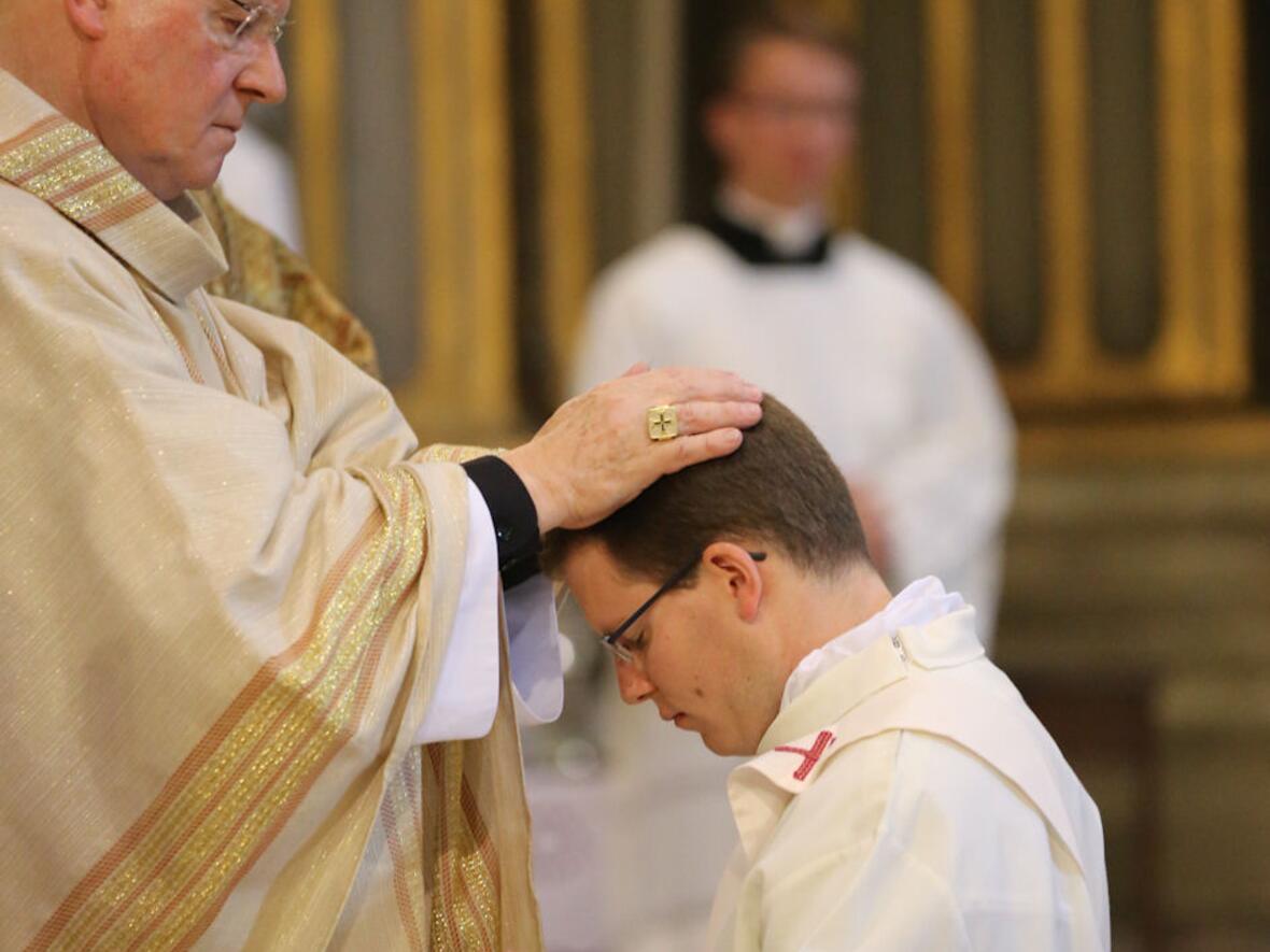 Durch Handauflegung und Gebet spendet Bischof Konrad dem Mindelheimer Raphael Steber die Priesterweihe. (Bilder: Simon Ledermann)