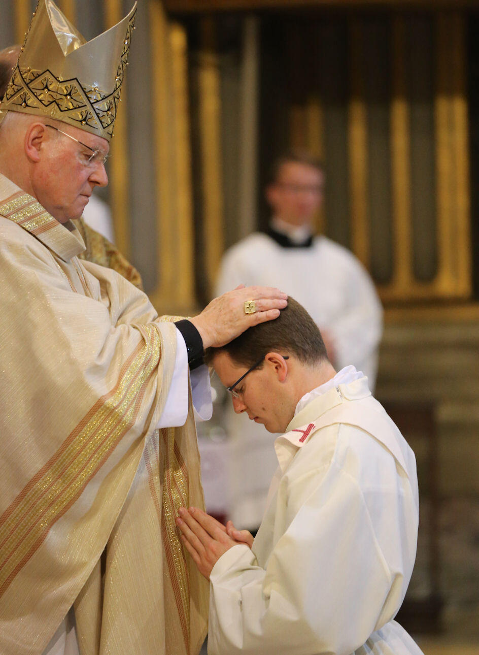 Durch Handauflegung und Gebet spendet Bischof Konrad dem Mindelheimer Raphael Steber die Priesterweihe. (Bilder: Simon Ledermann)
