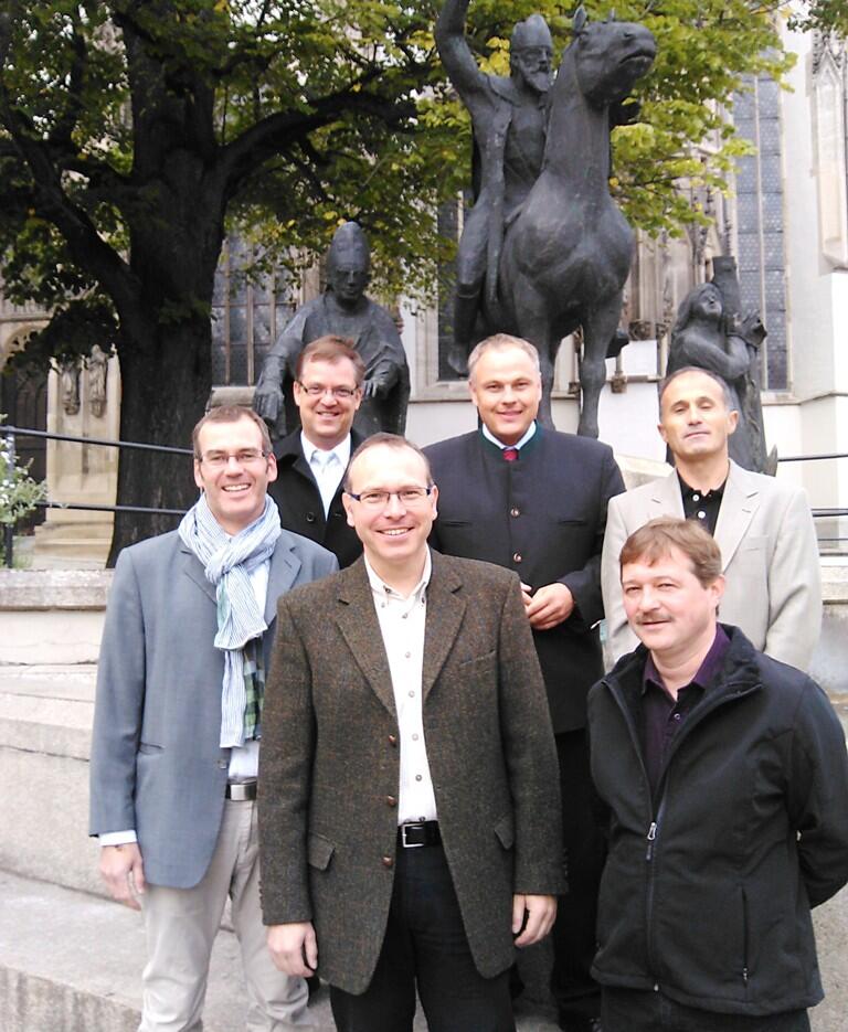 Die sechs Weihekandidaten vor dem Brunnen mit den Augsburger Bistumspatronen.