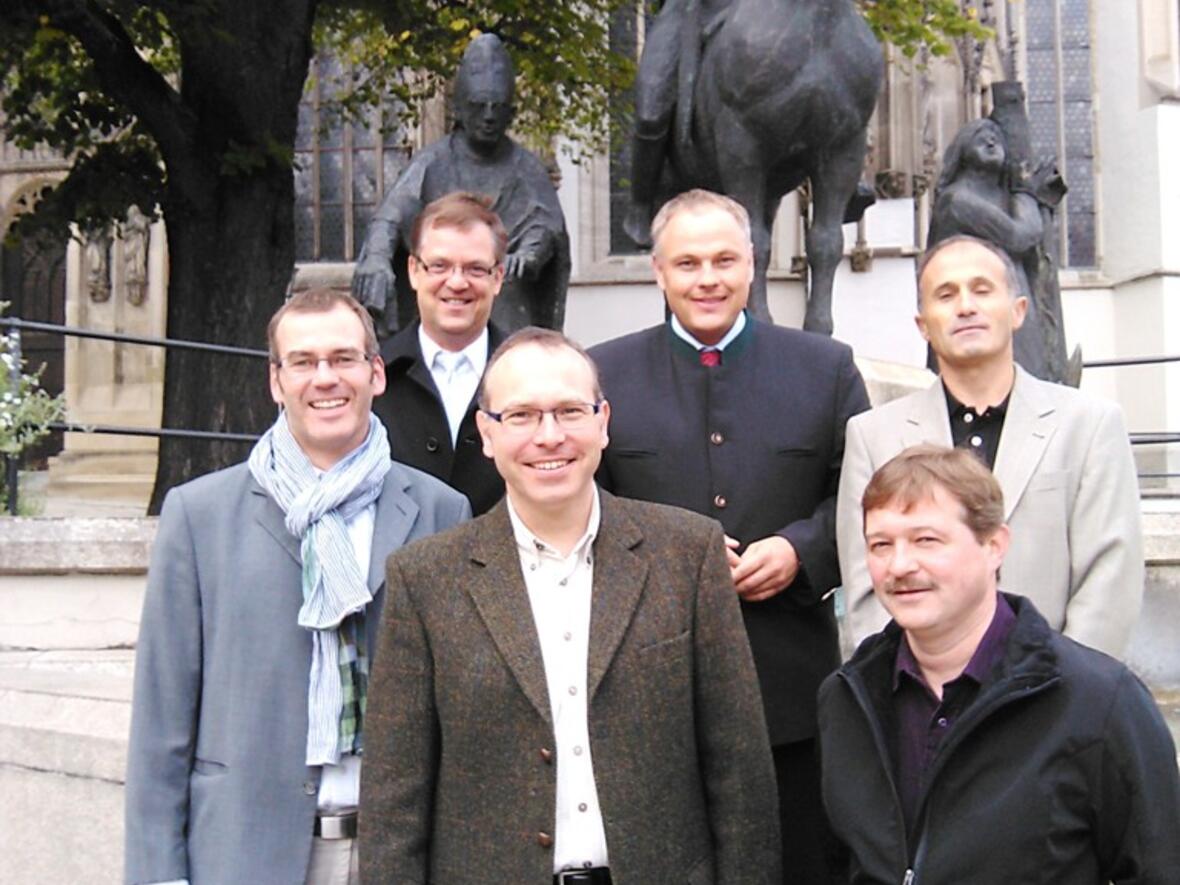Die sechs Weihekandidaten vor dem Brunnen mit den Augsburger Bistumspatronen.
