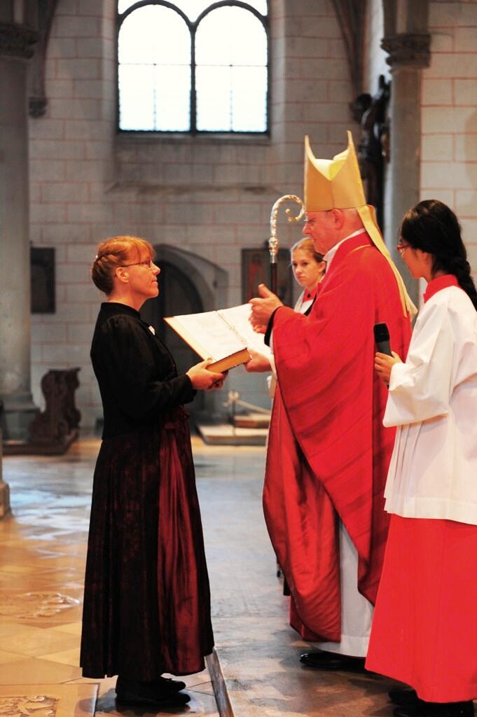 aussendung-in-den-kirchlichen-dienst-bischof-konrad-beauftragt-neue-pastoralreferentinnen-gemeindereferent-innen-und-pfarrhelferinnen1023689