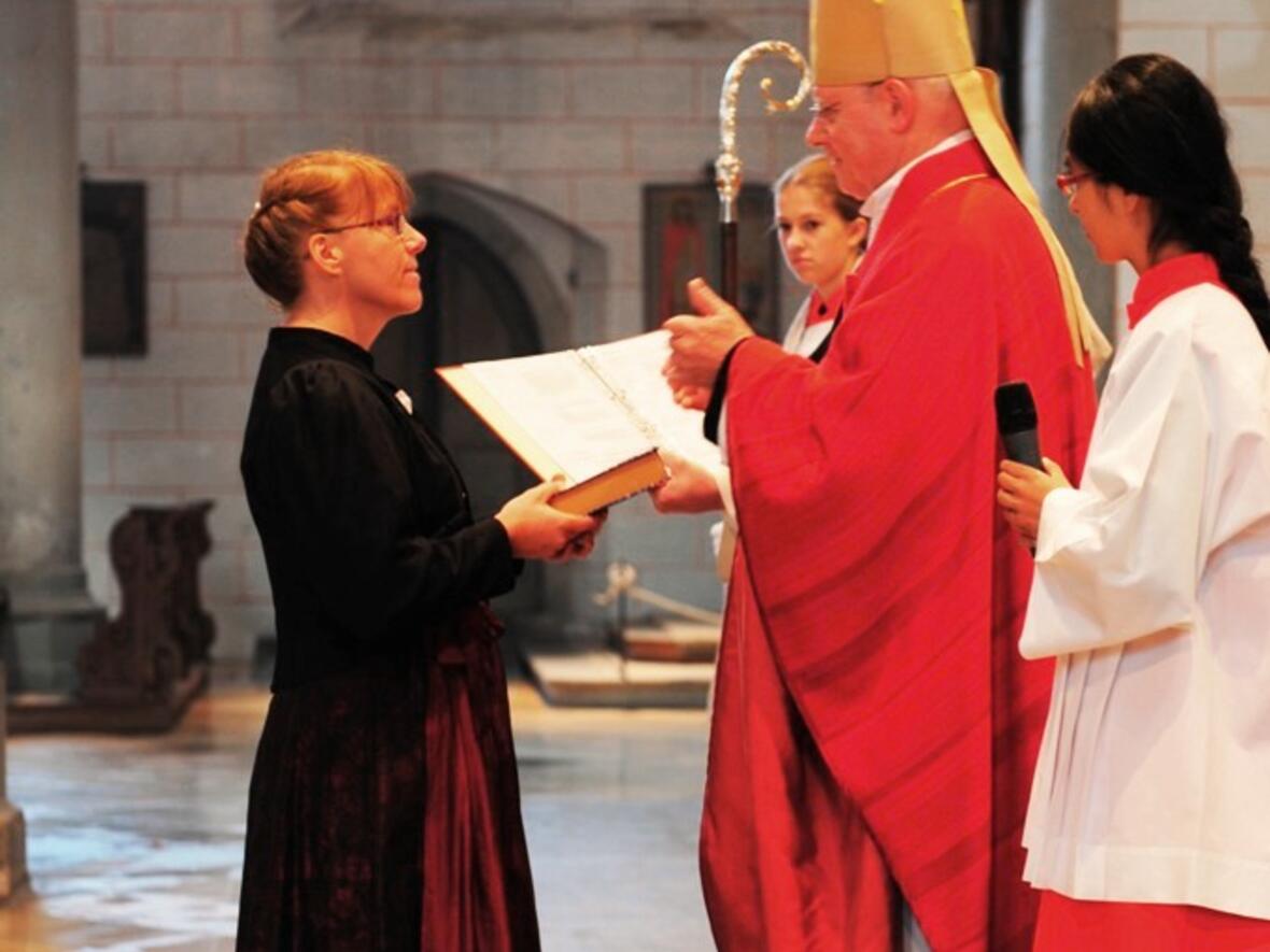 aussendung-in-den-kirchlichen-dienst-bischof-konrad-beauftragt-neue-pastoralreferentinnen-gemeindereferent-innen-und-pfarrhelferinnen1023689