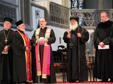 Im Gebet für verfolgte Christen vereint (v.l.): Griechisch-orthoxer Erzpriester Apostolos Malamoussis, Syrisch-orthodoxer Pfarrer Aho Bulut, Domdekan Bertram Meier, Koptisch-orthodoxer Bischof Anba Damian, Evangelischer Pfarrer Bernd Fischer. (Bild: Kirche in Not)