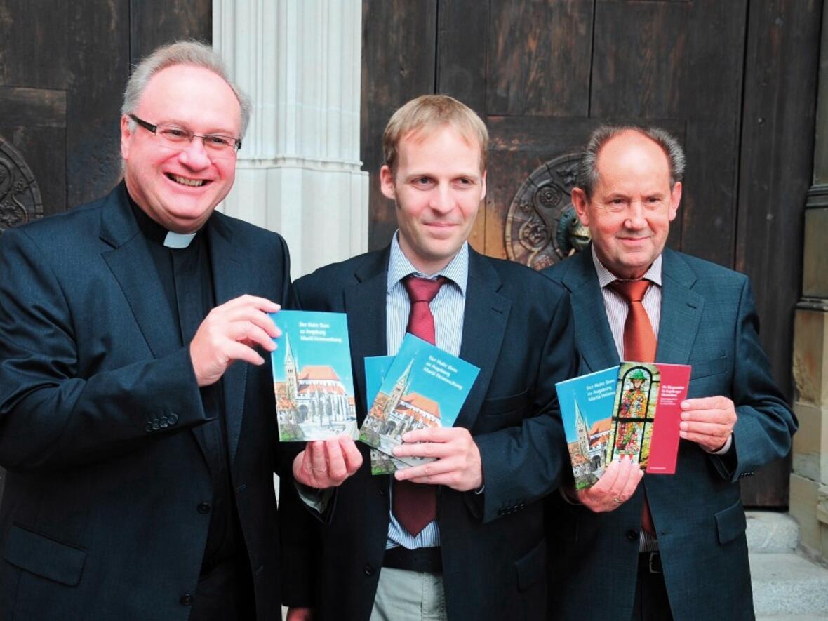 Bei der Vorstellung des neuen Dom-Kirchenführers (v.l.): Bischofsvikar Karlheinz Knebel, Diözesankonservator Dr. Michael Schmid, Verleger Josef Fink.