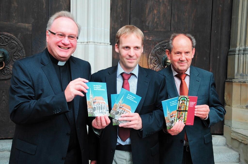 Bei der Vorstellung des neuen Dom-Kirchenführers (v.l.): Bischofsvikar Karlheinz Knebel, Diözesankonservator Dr. Michael Schmid, Verleger Josef Fink.