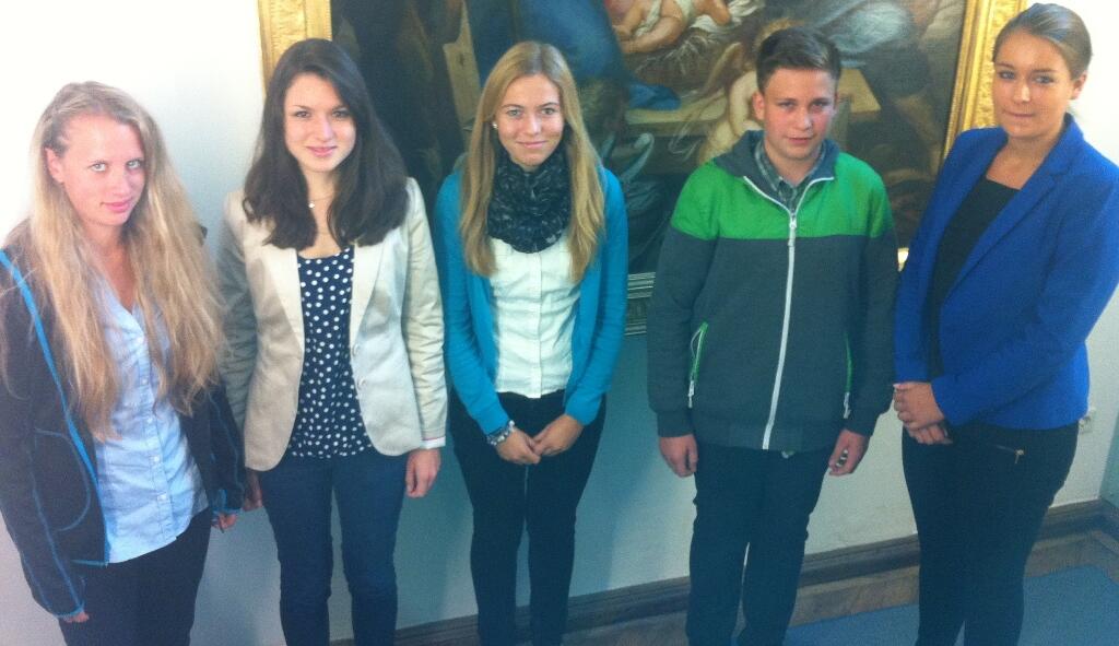 Sie werden ab heute zur/m Bürokauffrau/-mann im Bistum Augsburg ausgebildet (v.l.): Lisa Menzinger, Maria Sofia Birle, Martina Spiegel, Maximilian Fendt und Evelyn Gawlitza.