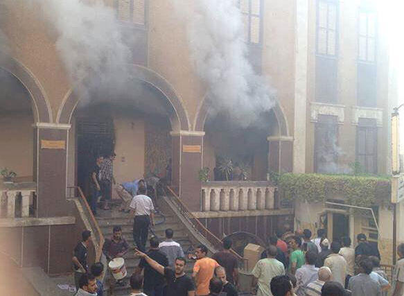 Eine von dutzenden brennenden Kirchen in Ägypten: die St.-Teresa-Kirche in Assiut. Fotos: KIRCHE IN NOT