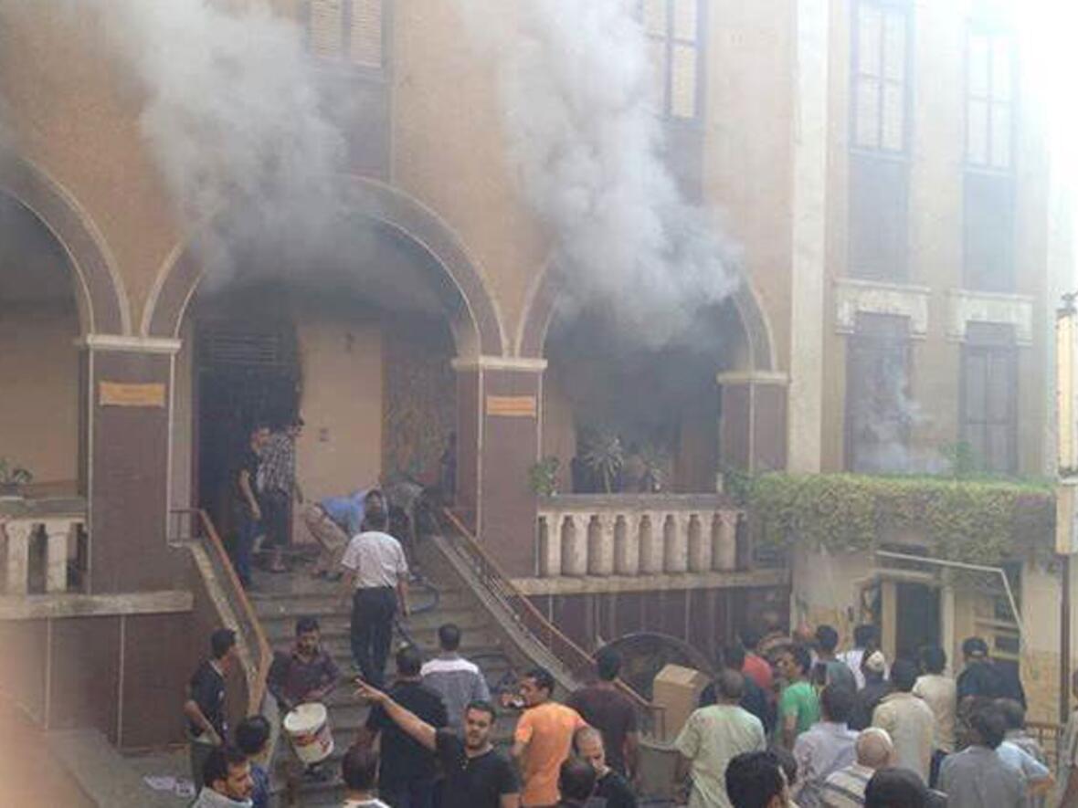 Eine von dutzenden brennenden Kirchen in Ägypten: die St.-Teresa-Kirche in Assiut. Fotos: KIRCHE IN NOT