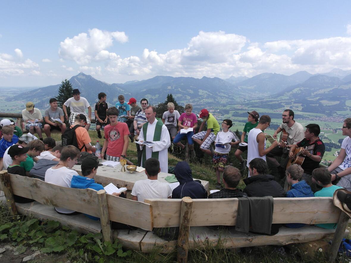 Beim Abschlussgottesdienst ging es - vor passender Kulisse - um die Bergpredigt. Foto: Offenes Seminar