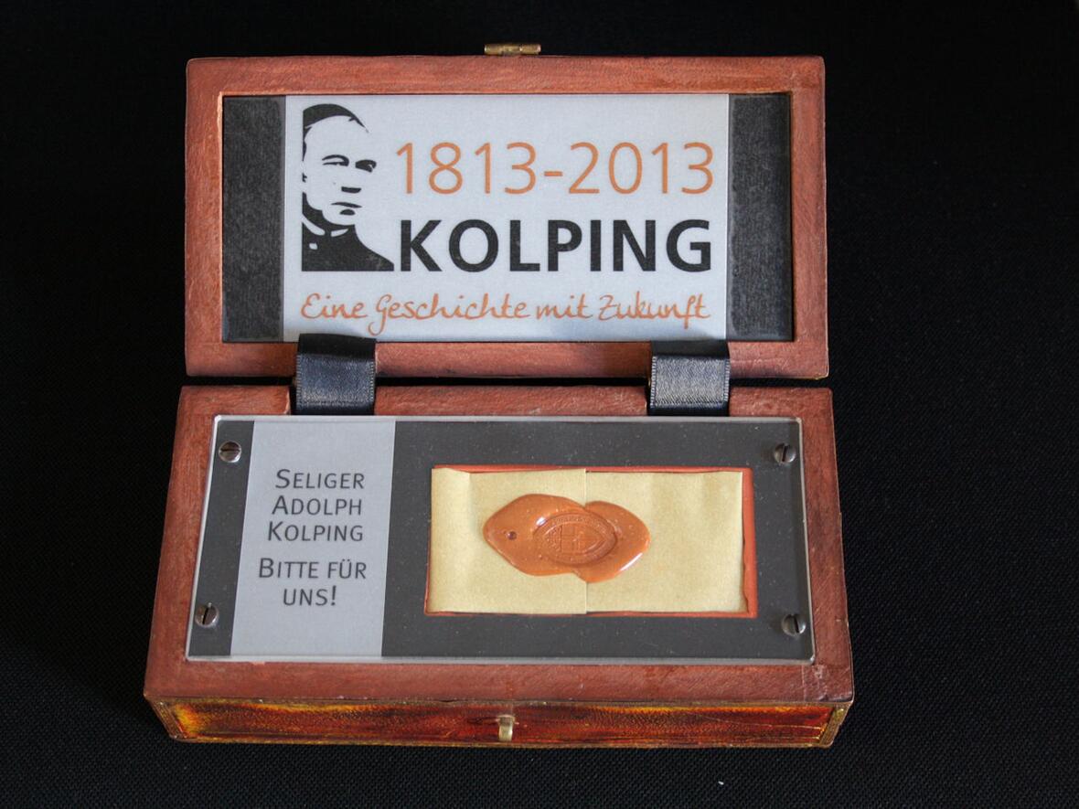 Noch bis Ende Oktober macht eine Reliquie des Seligen Adolph Kolping Station in verschiedenen Kolpings-Familien. Foto: Kolping Augsburg.