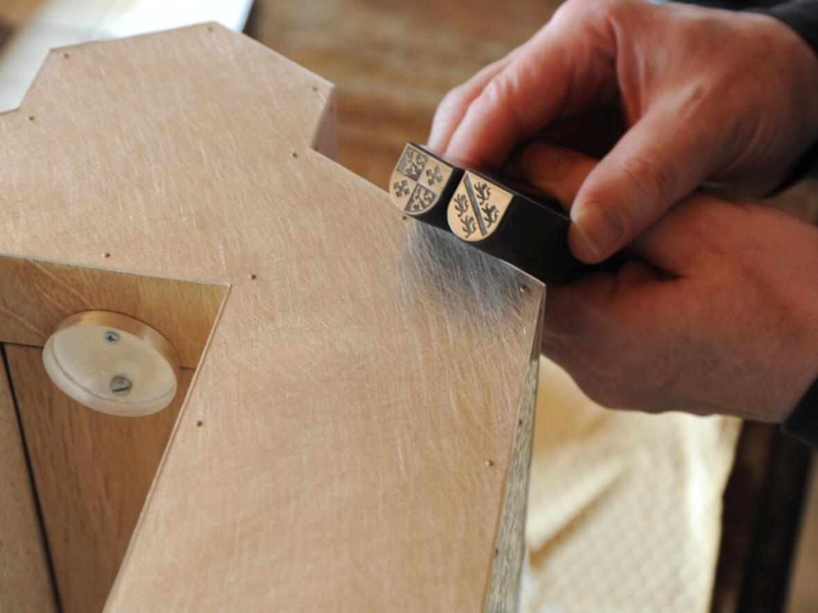 Siegel der Stadtpfarrei St. Ulrich und Afra, mit der die Stoff-Reliquie versiegelt wird.