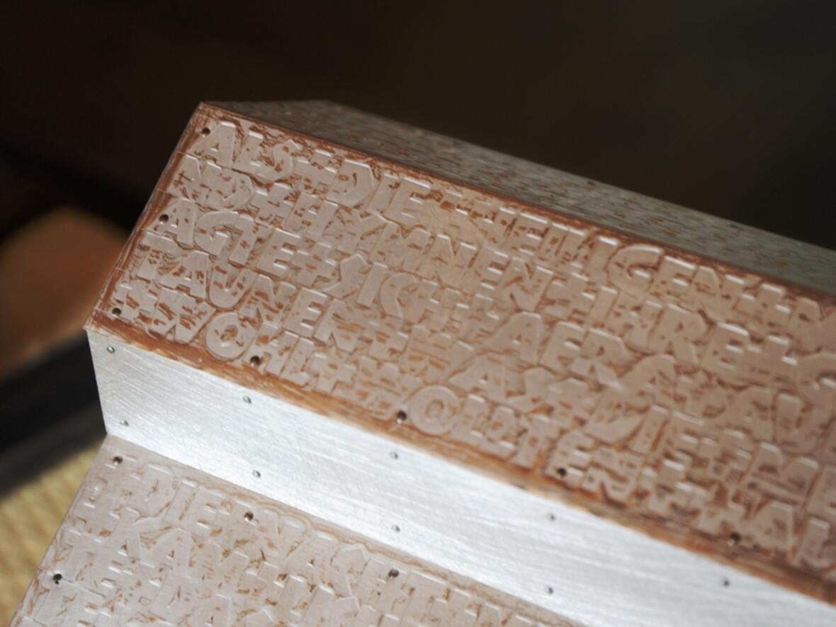 Textfragmente aus "DIE STIMMEN DER EDITH STEIN" von Gaetano Lenti-Melle und Texte aus dem Afra-Offizium finden sich auf dem Reliquiar.