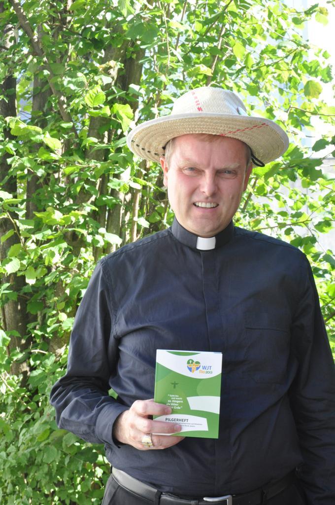 Den entsprechenden Hut und das Weltjugendtags-Programm hat er schon: Weihbischof Florian Wörner kurz vor seiner Abreise nach Brasilien. Foto: Maria Steber