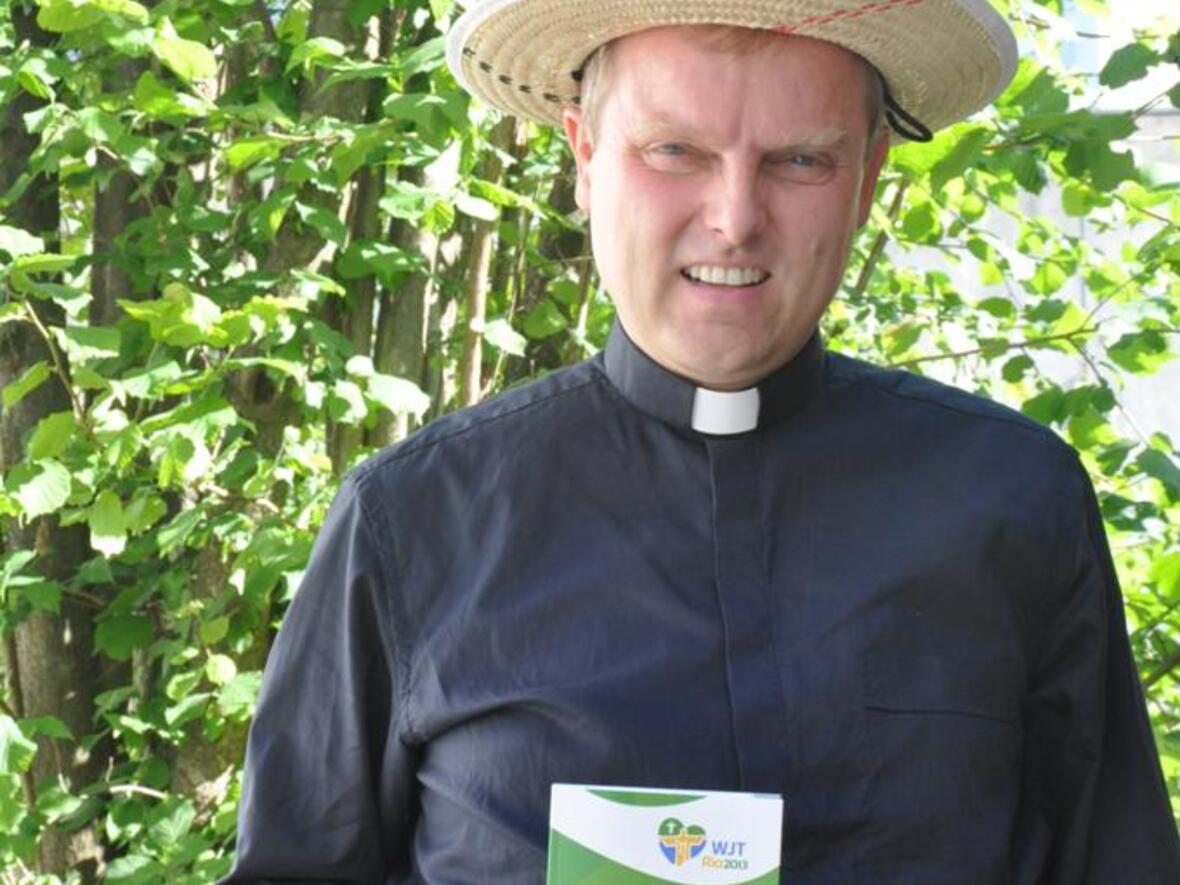 Den entsprechenden Hut und das Weltjugendtags-Programm hat er schon: Weihbischof Florian Wörner kurz vor seiner Abreise nach Brasilien. Foto: Maria Steber