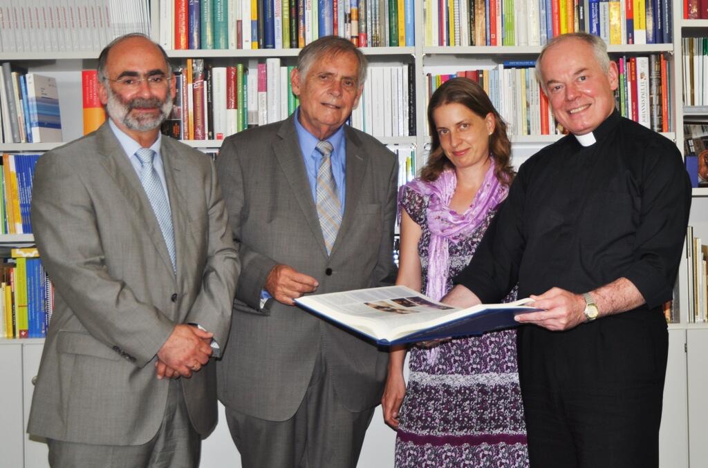 Engagiert für das Gelingen schulischer Inklusion im Bistum Augsburg: (v.l.) Bernhard Rößner, Robert Antretter, Dr. Kristina Roth, Weihbischof Dr. Dr. Anton Losinger.