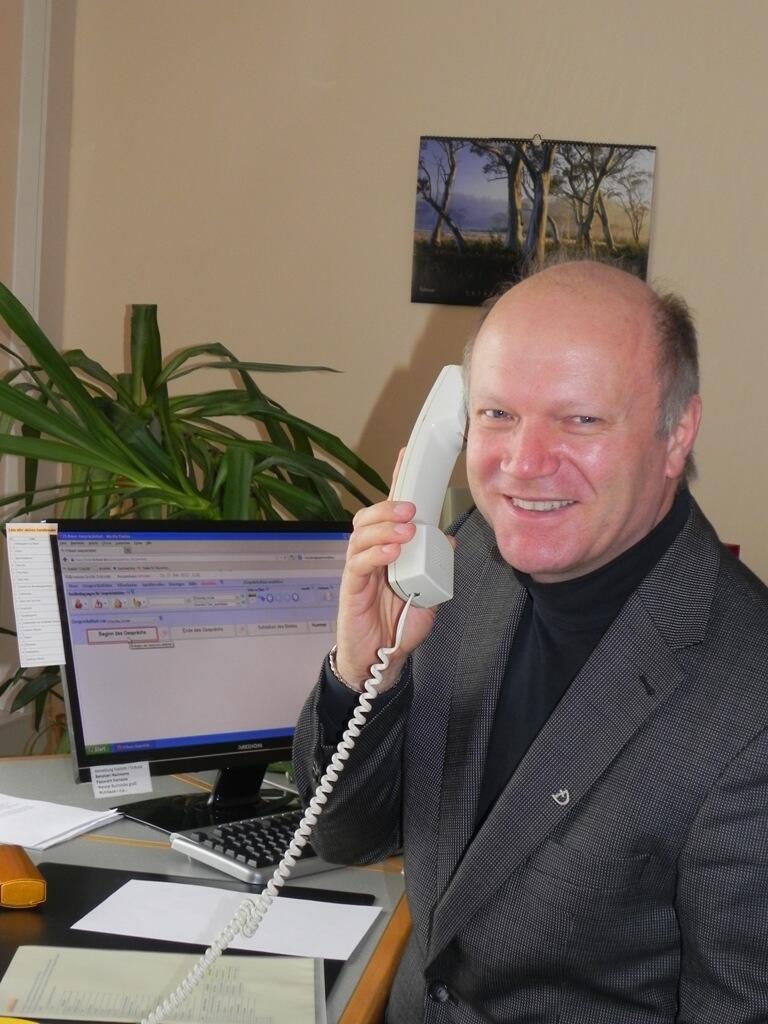 Diakon Franz Schütz nimmt seit 15 Jahren Telefonanrufe entgegen.