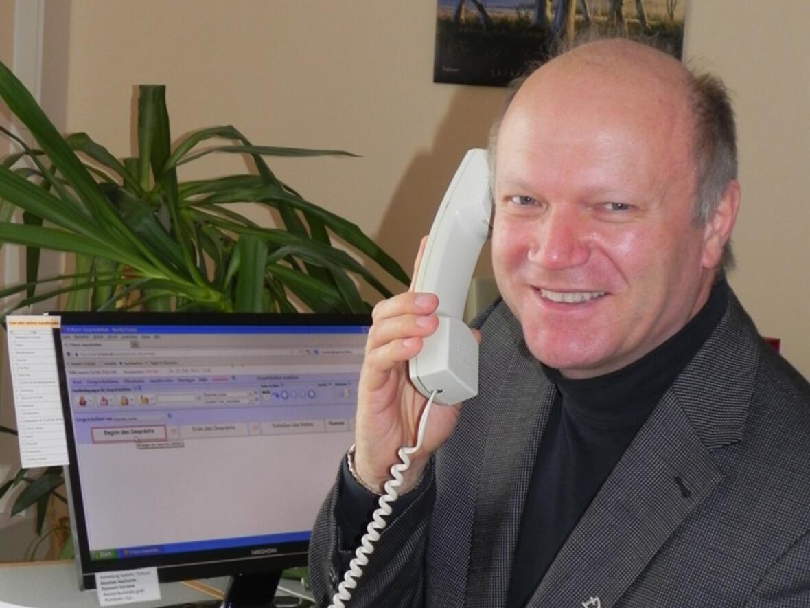 Diakon Franz Schütz nimmt seit 15 Jahren Telefonanrufe entgegen.