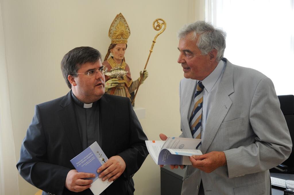 Generalvikar Harald Heinrich und Diözesanratsvorsitzender Helmut Mangold mit den ersten Exemplaren der neuen Satzungen. Foto: pba / Nicolas Schnall